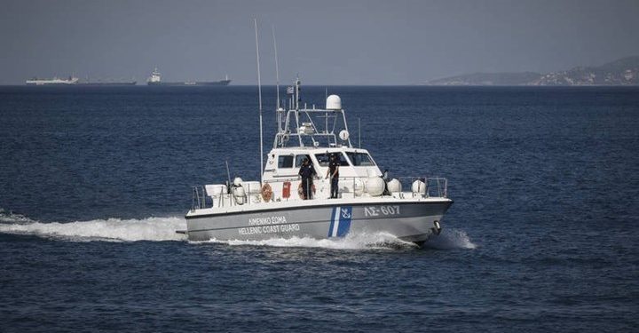 Ανατροπή λέμβου με 18 μετανάστες στις Οινούσσες – 2 άτομα ανασύρθηκαν χωρίς τις αισθήσεις τους, 4 αγνοούνται