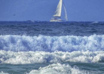 Ακυβέρνητο ιστιοφόρο σκάφος με δύο επιβαίνοντες βορειοδυτικά της Τήλου