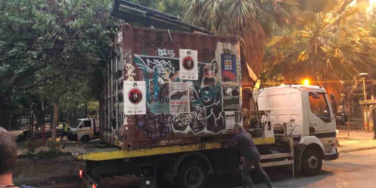 Εξάρχεια: Απομάκρυναν το «ΚΕΠ του Ρουβίκωνα» από την πλατεία (ΦΩΤΟ)