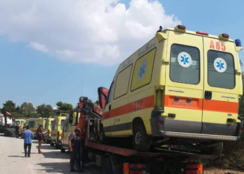 Απομακρύνονται τα παροπλισμένα ασθενοφόρα από το προαύλιο του νοσοκομείου «Σωτηρία»