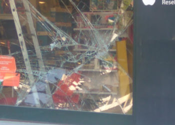 «Γκρέμισαν» τη τζαμαρία του Public Νέας Σμύρνης με αυτοκίνητο – Αποκλειστικές εικόνες