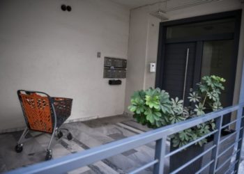Αστυνομικοί ανηλίκων στη 19χρονη που εγκατέλειψε το μωρό της: Σου βαφτίζουμε το παιδί για να σε στηρίξουμε