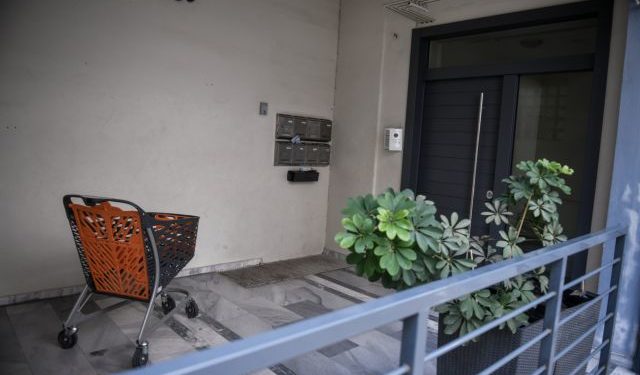 Αστυνομικοί ανηλίκων στη 19χρονη που εγκατέλειψε το μωρό της: Σου βαφτίζουμε το παιδί για να σε στηρίξουμε