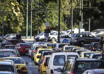 Κλειστή η λεωφόρος Βεΐκου στο Γαλάτσι λόγω σπασμένου αγωγού της ΕΥΔΑΠ