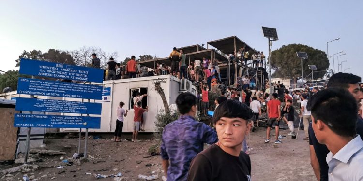 Μόρια: Από βραχυκύκλωμα ξεκίνησε η πυρκαγιά (BINTEO)