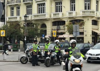 Θεσσαλονίκη: Επιχείρηση της τροχαίας και της δημοτικής αστυνομίας για τα παράνομα σταθμευμένα δίκυκλα σε πεζοδρόμια