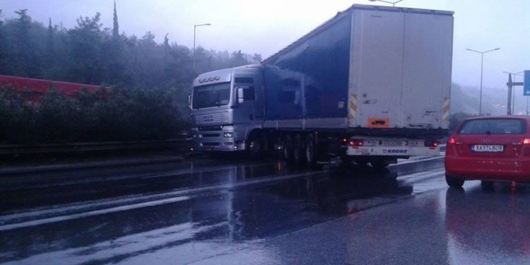 «Δίπλωσε» νταλίκα στον Περιφερειακό της Θεσσαλονίκης