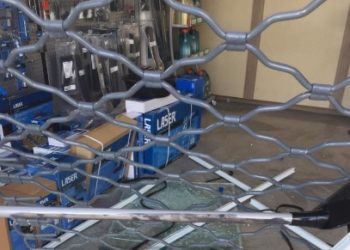 Ξαναχτύπησαν οι διαρρήκτες που εισβάλλουν σε καταστήματα με αυτοκίνητο