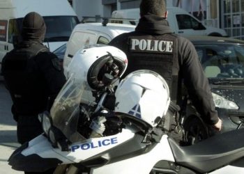 Χτύπησαν υπάλληλο του Απόλλωνα και έσπασαν αυτοκίνητα στη Ριζούπολη