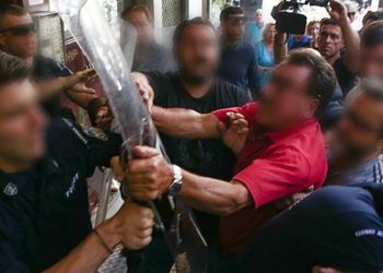 Επεισόδια έξω από συμβολαιογραφείο για πλειστηριασμό πρώτης κατοικίας πυροπαθών – Παρέμβαση Γεωργιάδη