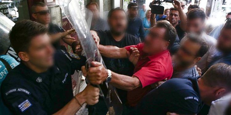 Επεισόδια έξω από συμβολαιογραφείο για πλειστηριασμό πρώτης κατοικίας πυροπαθών – Παρέμβαση Γεωργιάδη
