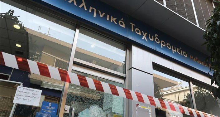 Εμπρηστική επίθεση σε υποκατάστημα των ΕΛΤΑ στην Πεύκη