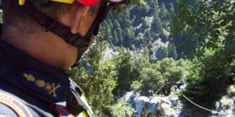 Έρευνες για τον εντοπισμό αστυνομικού που γλίστρησε σε γκρεμό στην περιοχή του Πάπιγκου