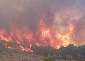 Σε εξέλιξη η πυρκαγιά στη Ζάκυνθο αλλά με καλύτερη εικόνα – Προς ύφεση η πυρκαγιά στο Λουτράκι