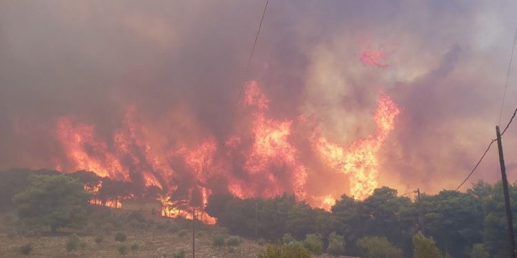 Σε εξέλιξη η πυρκαγιά στη Ζάκυνθο αλλά με καλύτερη εικόνα – Προς ύφεση η πυρκαγιά στο Λουτράκι