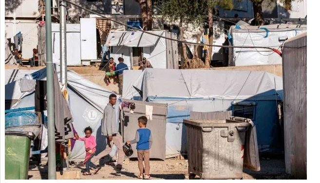 The Guardian: Τουλάχιστον 24.000 άνθρωποι είναι παγιδευμένοι σε κέντρα φιλοξενίας προσφύγων στα νησιά του Αιγαίου