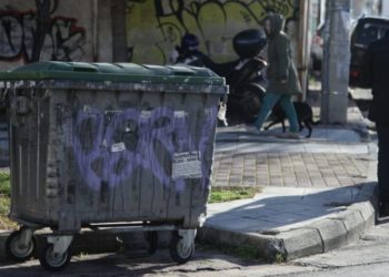 Βρήκαν έναν άνδρα μέσα σε… κάδο απορριμμάτων στην Αλεξανδρούπολη