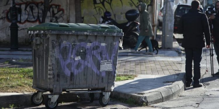 Βρήκαν έναν άνδρα μέσα σε… κάδο απορριμμάτων στην Αλεξανδρούπολη