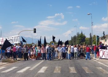 Έκλεισαν την εθνική οδό οι κάτοικοι του Καραβόμυλου – Αντιδρούν στη δημιουργία hotspot (ΦΩΤΟ)