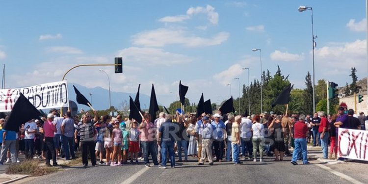 Έκλεισαν την εθνική οδό οι κάτοικοι του Καραβόμυλου – Αντιδρούν στη δημιουργία hotspot (ΦΩΤΟ)