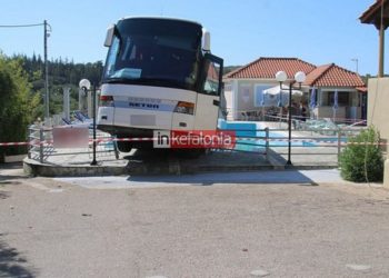 Λεωφορείο έκανε… βουτιά στην πισίνα ξενοδοχείου
