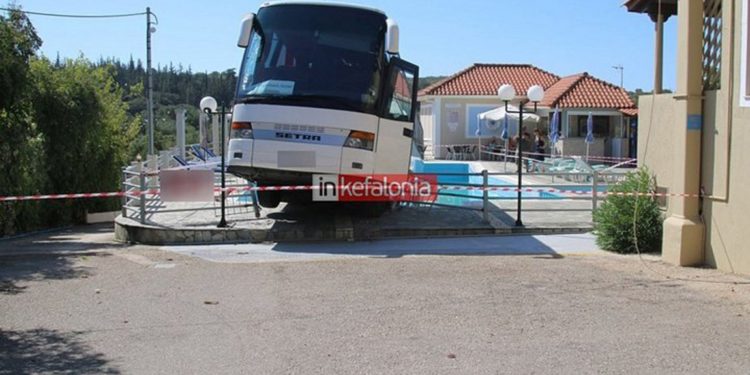 Λεωφορείο έκανε… βουτιά στην πισίνα ξενοδοχείου