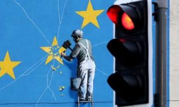 Ο Banksy αντέδρασε όταν κάλυψαν με μπογιά την τοιχογραφία «Brexit»