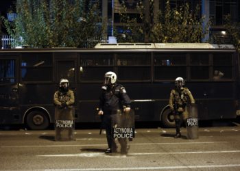 “Πυροβολισμοί εναντίον ΜΑΤ στα Εξάρχεια” – Περίεργα …αναρχικά fake news!