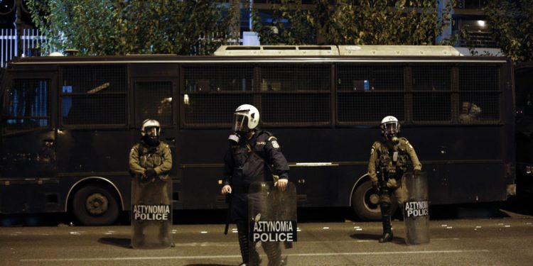 “Πυροβολισμοί εναντίον ΜΑΤ στα Εξάρχεια” – Περίεργα …αναρχικά fake news!