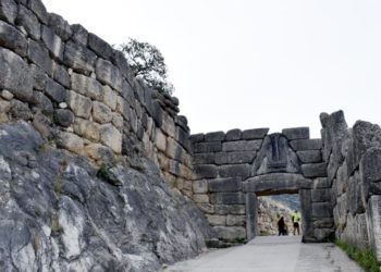 Συνελήφθησαν δύο άτομα που «άνοιγαν» αυτοκίνητα στον αρχαιολογικό χώρο των Μυκηνών