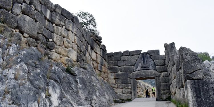 Συνελήφθησαν δύο άτομα που «άνοιγαν» αυτοκίνητα στον αρχαιολογικό χώρο των Μυκηνών