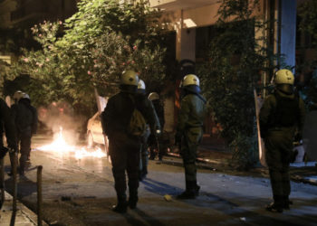 Νέα επεισόδια στα Εξάρχεια – Μολότοφ σε ΜΑΤ και επίθεση αγνώστων σε αστυνομικούς της ΔΙΑΣ (Βίντεο)
