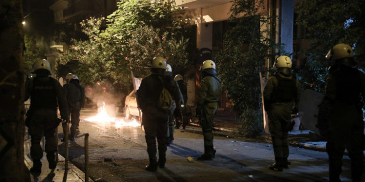 Νέα επεισόδια στα Εξάρχεια – Μολότοφ σε ΜΑΤ και επίθεση αγνώστων σε αστυνομικούς της ΔΙΑΣ (Βίντεο)