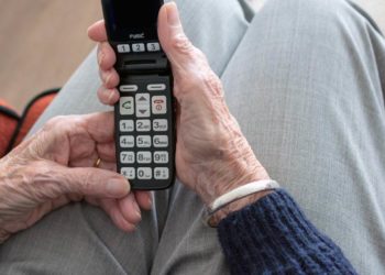 Έβαλε 10.000 ευρώ σε κάδο απορριμμάτων για να… γλιτώσει η κόρη της