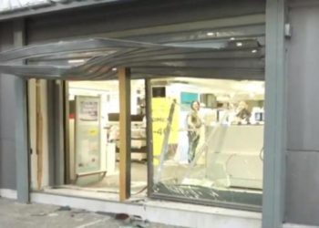 Άγνωστοι «μπούκαραν» με αυτοκίνητο σε γνωστό κατάστημα ηλεκτρικών ειδών