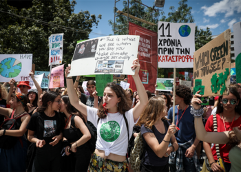 Πορεία μαθητών στο κέντρο της Αθήνας για την κλιματική αλλαγή