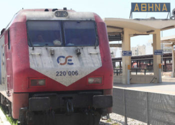 Πρόσφυγες απέκλεισαν γραμμές του τρένου στην Οινόη