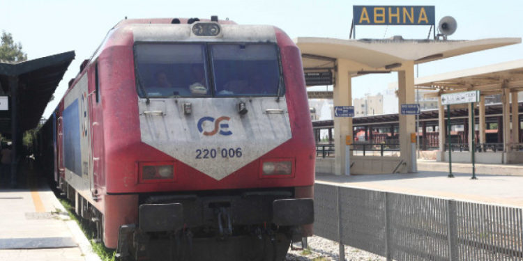 Πρόσφυγες απέκλεισαν γραμμές του τρένου στην Οινόη