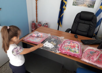 Σχολικές τσάντες για τα παιδιά από την Ένωση Αστυνομικών Υπαλλήλων Νοτιοανατολικής Αττικής