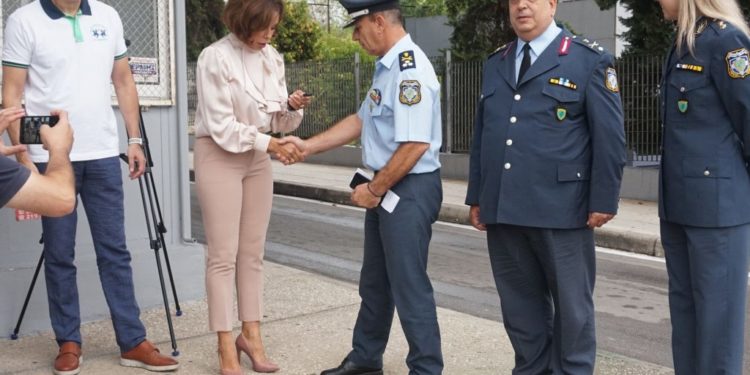 Το κλειδί ενός λευκού επιβατικού οχήματος παρέδωσε η Βούλα Πατουλίδου στην ΕΛ.ΑΣ.