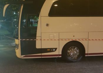 Οδηγός πυροβόλησε τουριστικό λεωφορείο στο κέντρο της Αθήνας – Αποκλειστικές εικόνες