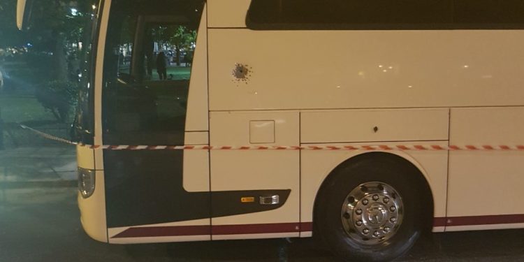 Οδηγός πυροβόλησε τουριστικό λεωφορείο στο κέντρο της Αθήνας – Αποκλειστικές εικόνες