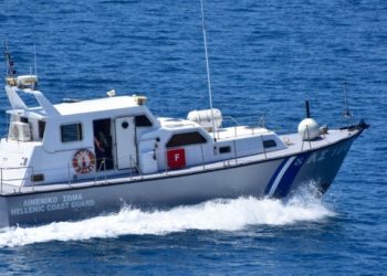 Αυτοκίνητο έπεσε στο λιμάνι του Πειραιά – Καλά στην υγεία τους οι επιβαίνοντες