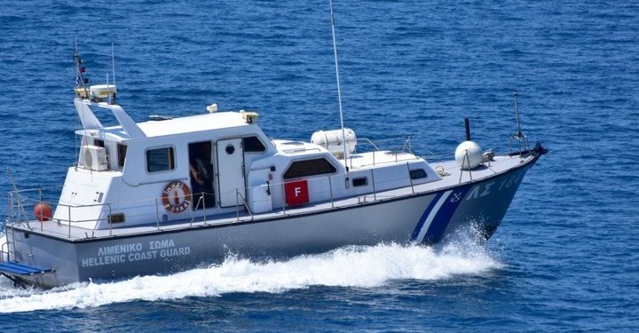 Αυτοκίνητο έπεσε στο λιμάνι του Πειραιά – Καλά στην υγεία τους οι επιβαίνοντες