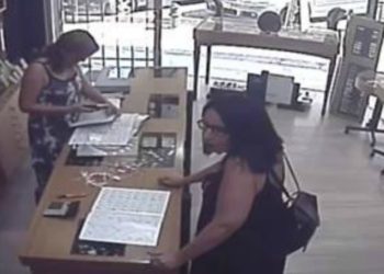 Άγιος Δημήτριος: Έκλεψε ένα πανί με χρυσές καδένες από χρυσοχοείο (ΒΙΝΤΕΟ)