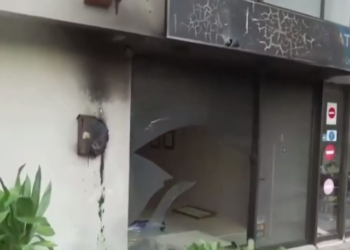 Επίθεση με γκαζάκια στα γραφεία της ΝΔ στην Πεύκη