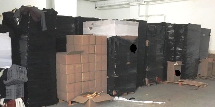 Κηφισιά: Έκρυβαν 83.680 πακέτα λαθραία τσιγάρα σε αποθήκη