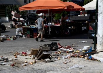 Ηλιούπολη: ΙΧ έπεσε σε πάγκο λαϊκής αγοράς – Τέσσερις τραυματίες