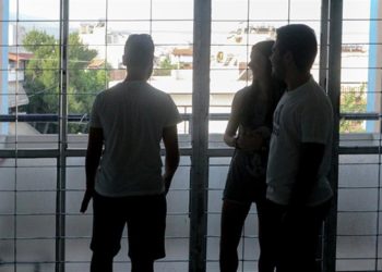 Στο αυτόφωρο καθηγητής που επιτέθηκε σε μαθητή – Είχε πάνω του σουγιά (ΒΙΝΤΕΟ)