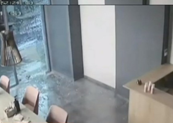 Βάρη: Διαρρήκτης σπάει βιτρίνες καταστημάτων (ΒΙΝΤΕΟ)